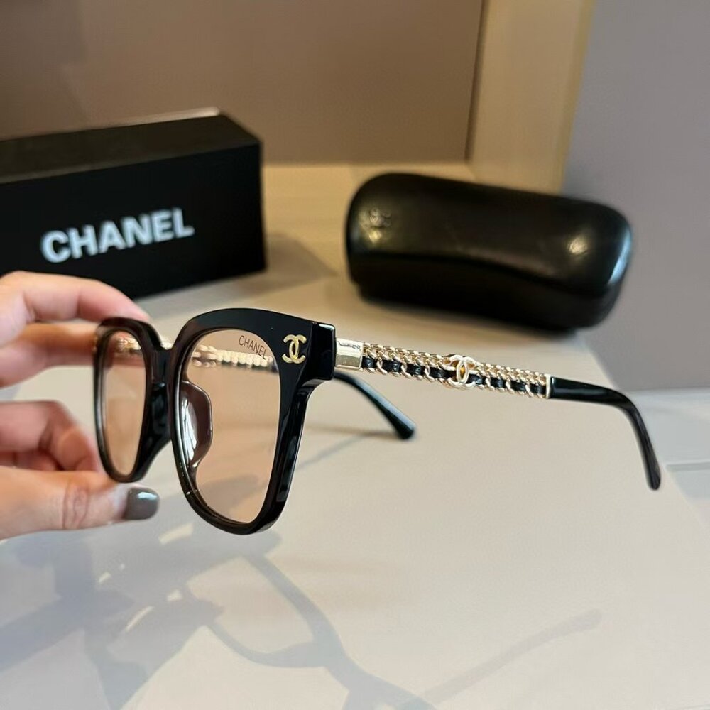 Chic Black Women’s Sunglasses - Picture 5 of 8